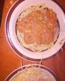 Spaghettis con salsa vegetariana picante "loquetengoamano"