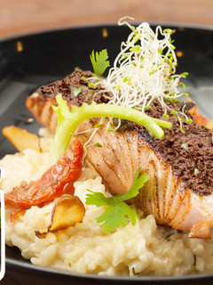 Una foto de Salmón con risotto de limón y Olivada