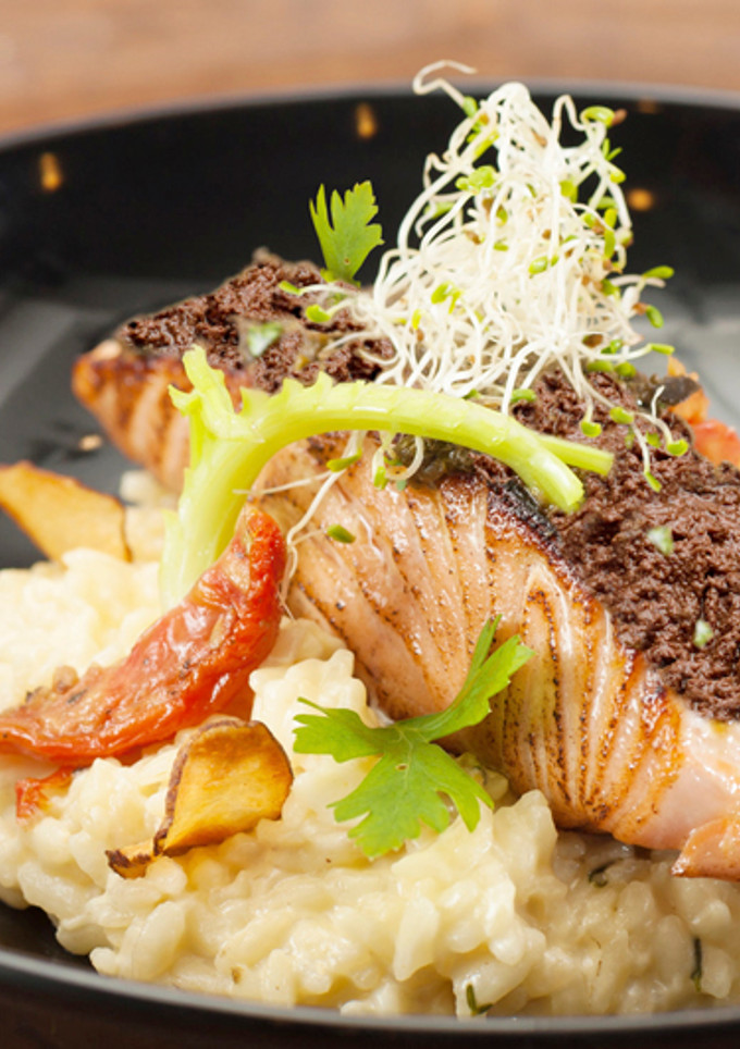 Una foto de Salmón con risotto de limón y Olivada