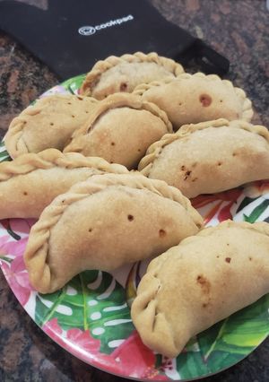 Una foto de Empanadas de carne cortada a cuchillo