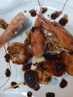 Una foto de Tartar de gambón y pincho de gamba langostinera