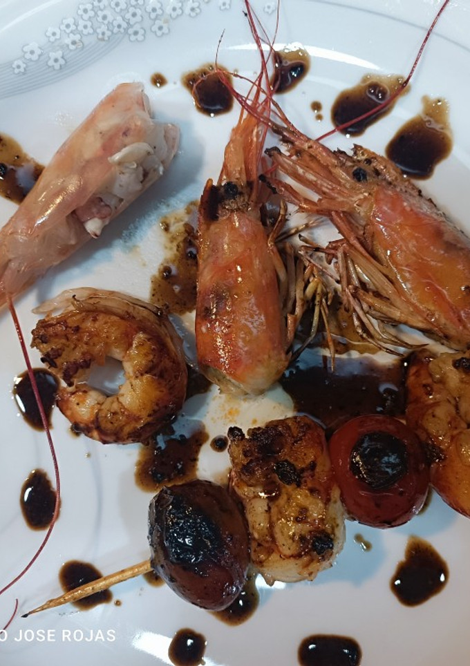 Una foto de Tartar de gambón y pincho de gamba langostinera
