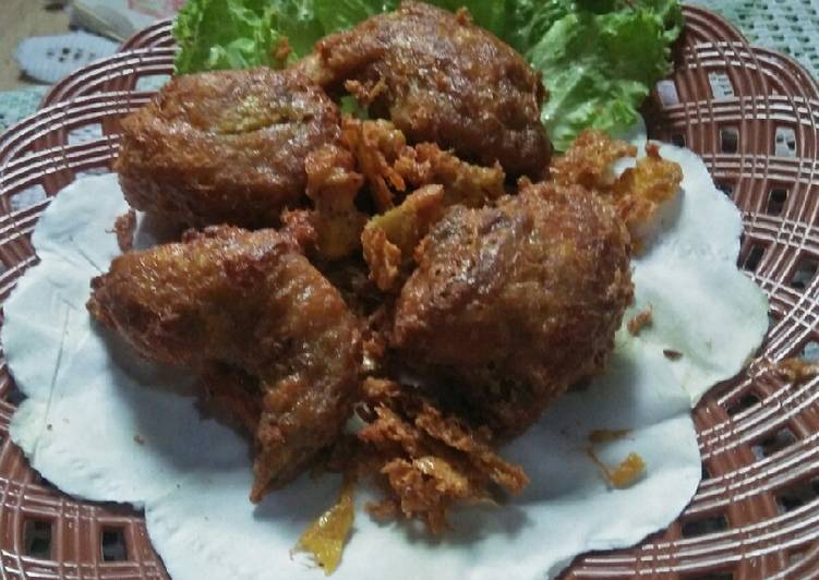 <em>ayam goreng khas Padang</em>