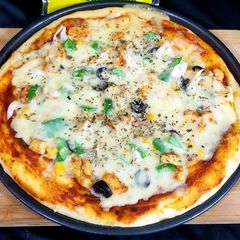 A picture of Chicken tikka pizza.