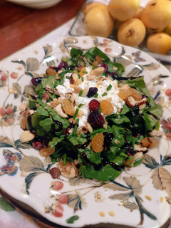 Una foto de 🌿Ensalada de Espinacas, queso Cottage & frutos secos / Spinach,Cottage Cheese and dried fruits Salad