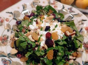 Una foto de 🌿Ensalada de Espinacas, queso Cottage & frutos secos / Spinach,Cottage Cheese and dried fruits Salad