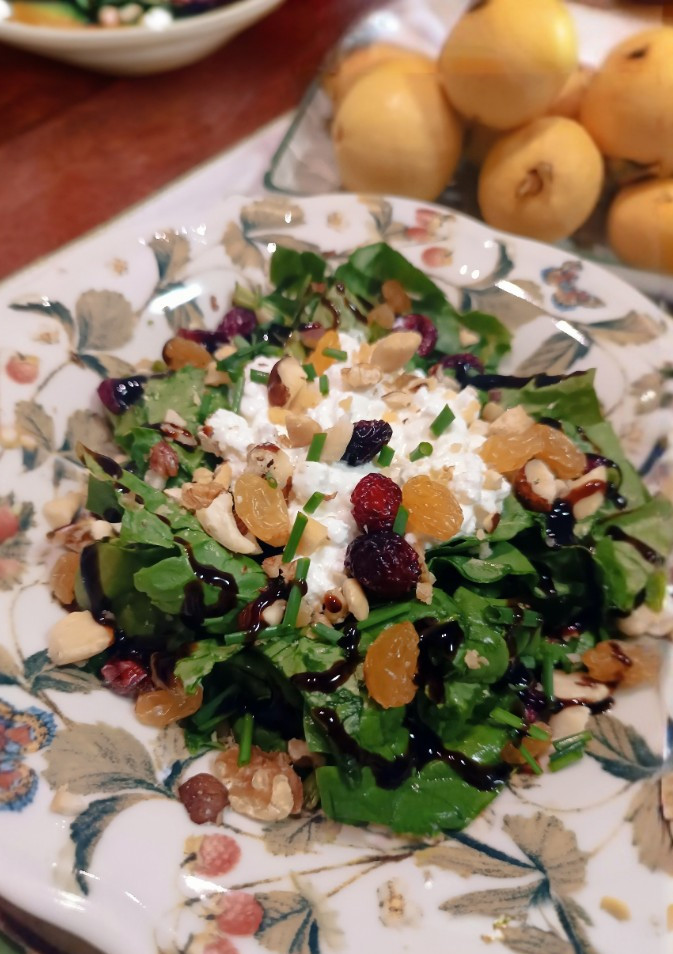 Una foto de 🌿Ensalada de Espinacas, queso Cottage & frutos secos / Spinach,Cottage Cheese and dried fruits Salad