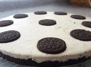 Una foto de cheesecake con migas