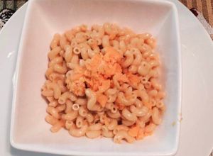 Una foto de Pasta de Garbanzos con Crema de Jamón y Quesos