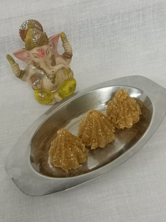 ચુરમા ના મોદક (Churma Modak Recipe In Gujarati) રેસીપી મુખ્ય ફોટો