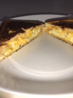 Una foto de Sándwich de huevos revueltos mantequilleros