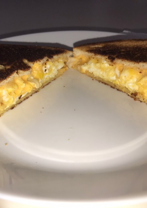 Una foto de Sándwich de huevos revueltos mantequilleros