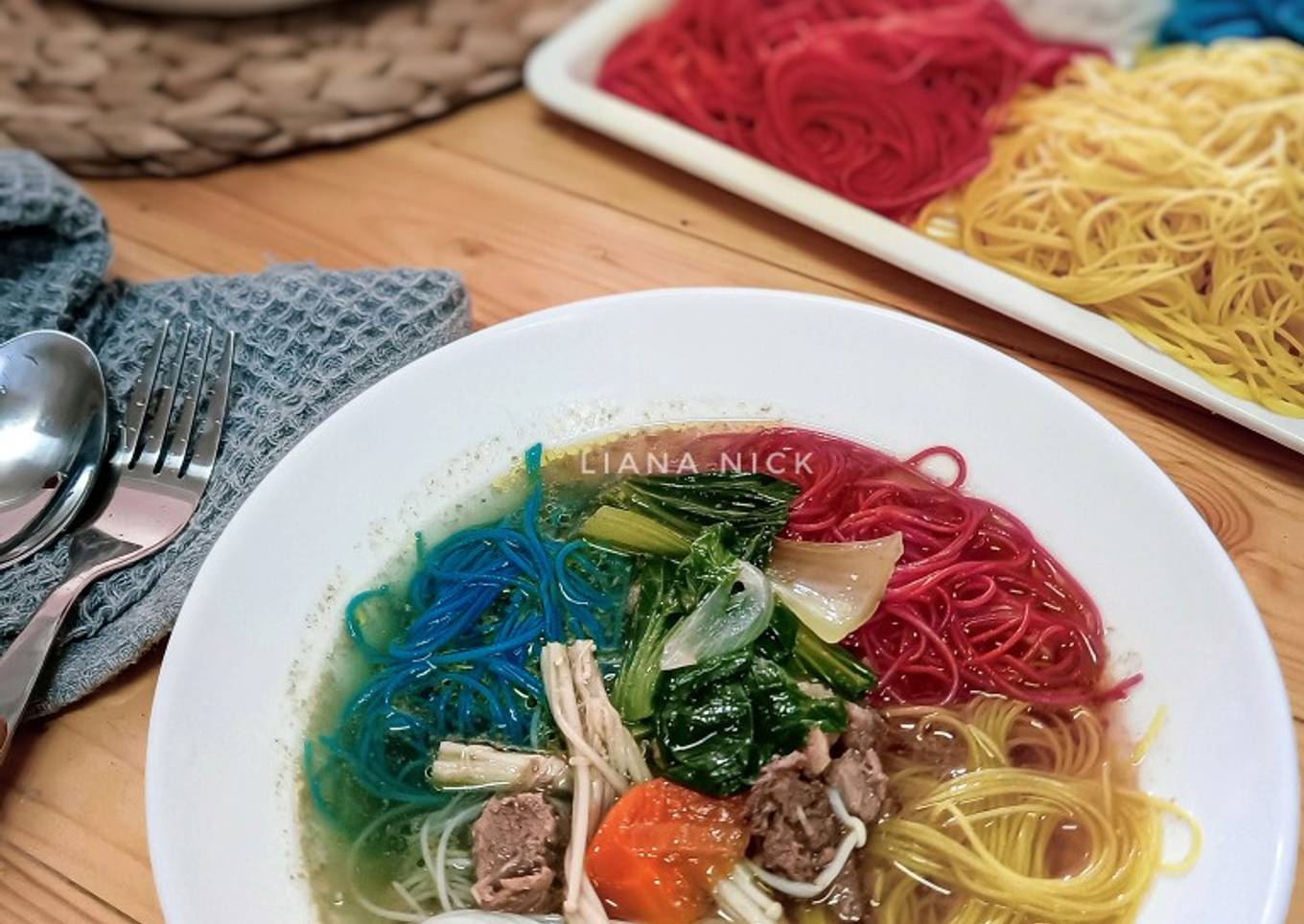 Sup cerah dengan bihun