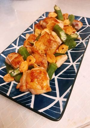 秋葵蒜片炒雞腿肉 的食譜成品照片