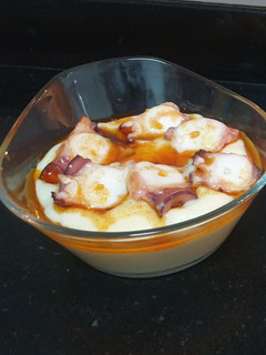 Una foto de Pulpo sobre espuma de patata🥔