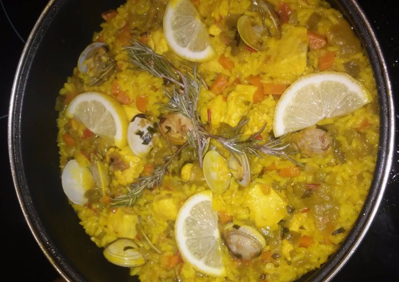 Arroz al azafrán con pollo y almejas