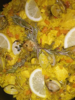 Una foto de Arroz al azafrán con pollo y almejas