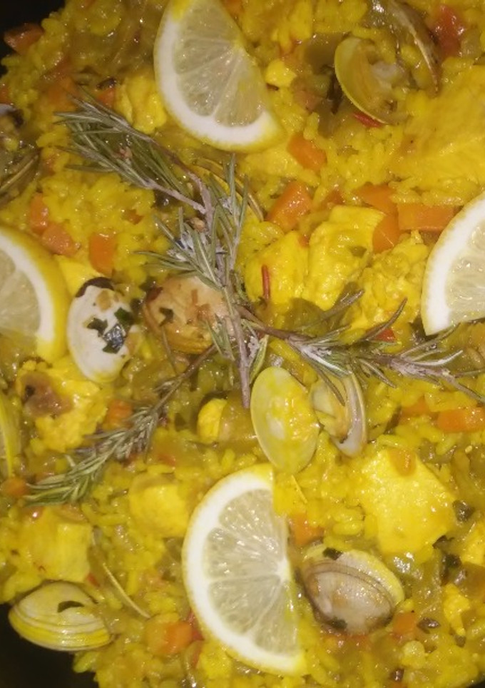 Una foto de Arroz al azafrán con pollo y almejas