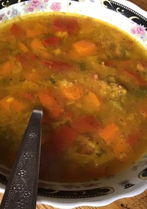 Une photo de Soupe à l'ancienne poivrons tomates carottes et chou frisé