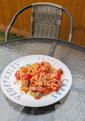 Egyszerű tojásos lecsó virslivel recept fotója