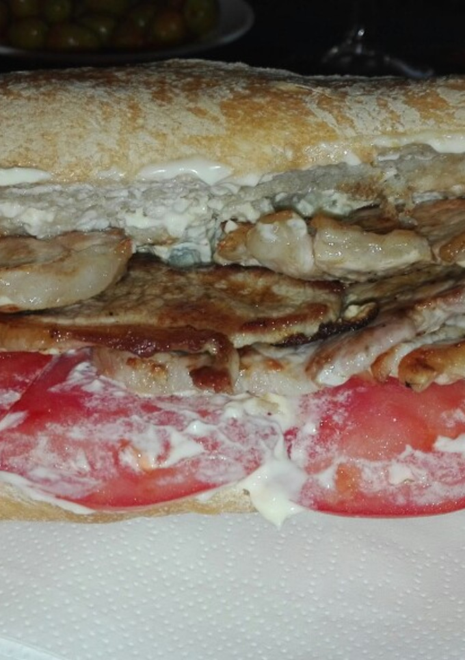 Una foto de Bocata (todos con la roja)