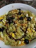 Ensalada de pasta de colores y atún