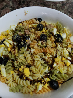 Una foto de Ensalada de pasta de colores y atún