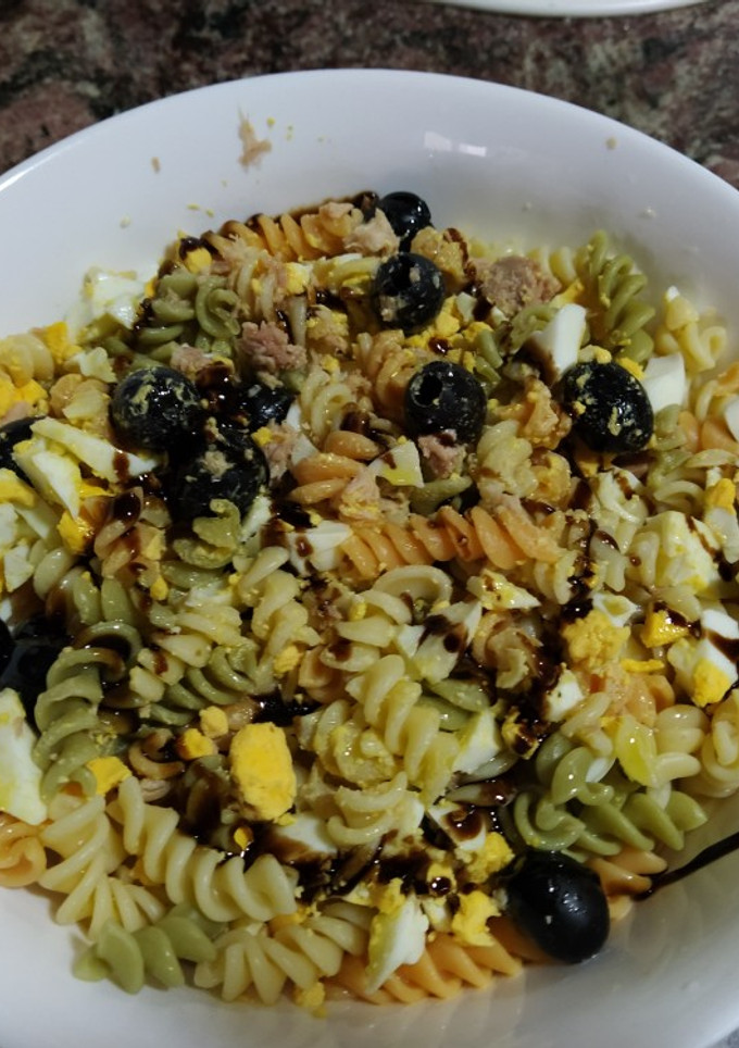 Una foto de Ensalada de pasta de colores y atún