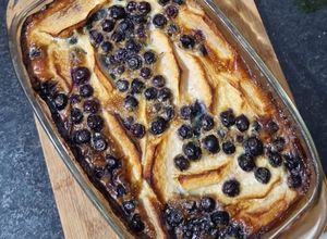 Una foto de Torta de Manzana y Arándanos con Masa de Banana y Avena