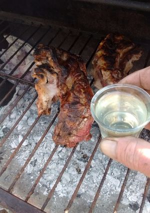 Una foto de Asado a la parrilla de manta de chancho a la caña quemada y mollejita