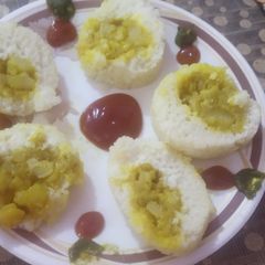 A picture of Stuffed potato idli discs.