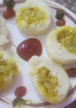 A picture of Stuffed potato idli discs.