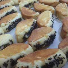 A picture of Kue pukis empuk ala² kfc.
