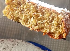 Foto di Torta caprese arancia, mandorle e cioccolato bianco