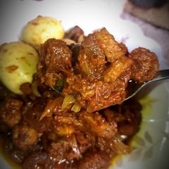 A picture of Plantain and kpomo sauce.