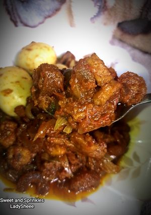 A picture of Plantain and kpomo sauce.