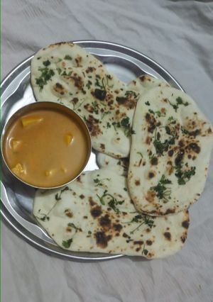 A picture of Shahi paneer with naan.