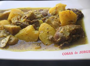 Una foto de Galtas con patatas y alcachofas