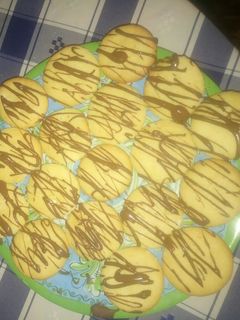 Una foto de Galletitas de coco con baño de chocolate 🍫 🍪