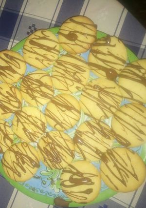 Una foto de Galletitas de coco con baño de chocolate 🍫 🍪