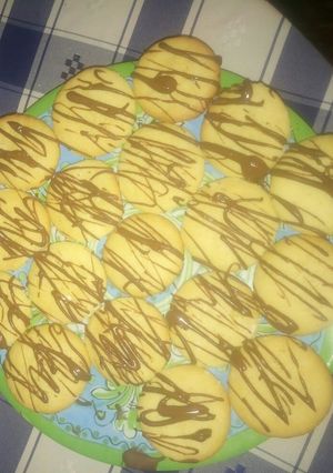 Una foto de Galletitas de coco con baño de chocolate 🍫 🍪