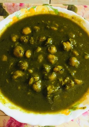 A picture of Chole palak gravy.