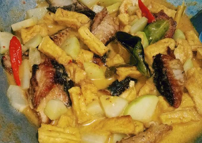 Bagaimana Menyiapkan Cakalan tahu + labu siam kuah santan, Enak