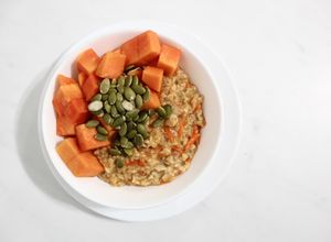 Una foto de Porridge de Avena con Papaya y Semillas de Calabaza