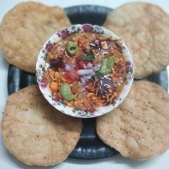 A picture of Dal Pakwan.