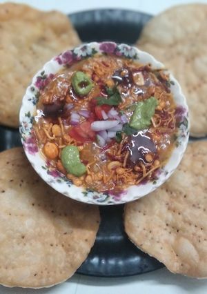 A picture of Dal Pakwan.