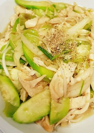 Hình của món Ức gà xào mướp giá.