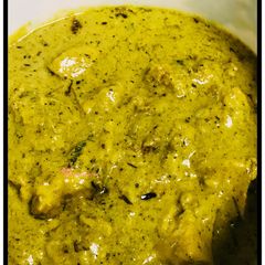 A picture of Green chicken with gravy.