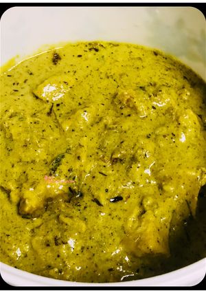 A picture of Green chicken with gravy.