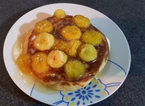 Una foto de Blinis de canela con bananas acarameladas 🍌🍌🥞